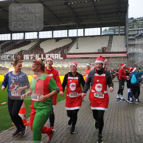 07.12.2025 - St. Pauli X-Mass-Run No. 15 Fabian Wolf http://msf.ph/oto/9422173 07.12.2025 11:50:16 Ziel 1890, 2118, 2203, 2210, 2784, 2785, 2793, 2848, 2872, 2877, 3697, 4184, 4428 meine-sportfotos.de