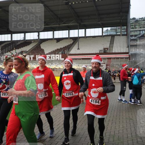 07.12.2025 - St. Pauli X-Mass-Run No. 15 Fabian Wolf http://msf.ph/oto/9422174 07.12.2025 11:50:17 Ziel 1890, 2118, 2203, 2210, 2784, 2785, 2793, 2848, 2872, 2877, 3697, 4184, 4428 meine-sportfotos.de