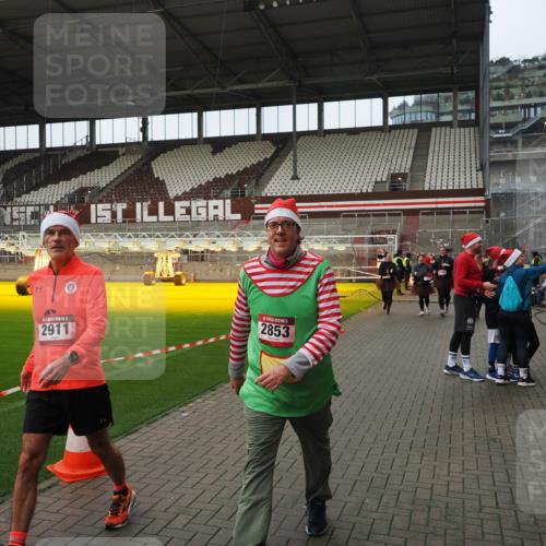 07.12.2025 - St. Pauli X-Mass-Run No. 15 Fabian Wolf http://msf.ph/oto/9422175 07.12.2025 11:50:19 Ziel 1890, 2118, 2203, 2210, 2784, 2785, 2793, 2848, 2872, 2877, 3697, 4184, 4428 meine-sportfotos.de