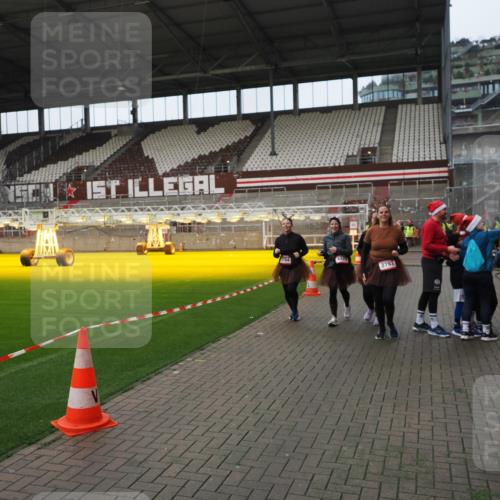 07.12.2025 - St. Pauli X-Mass-Run No. 15 Fabian Wolf http://msf.ph/oto/9422176 07.12.2025 11:50:22 Ziel 1890, 2203, 2210, 2784, 2785, 2793, 2848, 2872, 2877, 3697, 4184, 4428 meine-sportfotos.de
