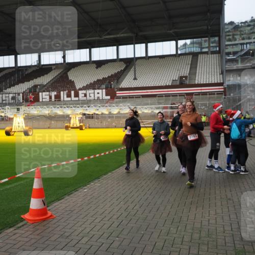 07.12.2025 - St. Pauli X-Mass-Run No. 15 Fabian Wolf http://msf.ph/oto/9422177 07.12.2025 11:50:23 Ziel 1890, 2203, 2210, 2784, 2785, 2793, 2848, 2872, 2877, 3697, 4184, 4428 meine-sportfotos.de