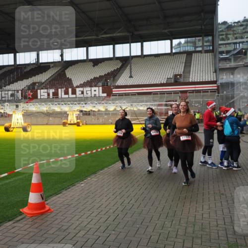 07.12.2025 - St. Pauli X-Mass-Run No. 15 Fabian Wolf http://msf.ph/oto/9422178 07.12.2025 11:50:23 Ziel 1890, 2203, 2210, 2784, 2785, 2793, 2848, 2872, 2877, 3697, 4184, 4428 meine-sportfotos.de