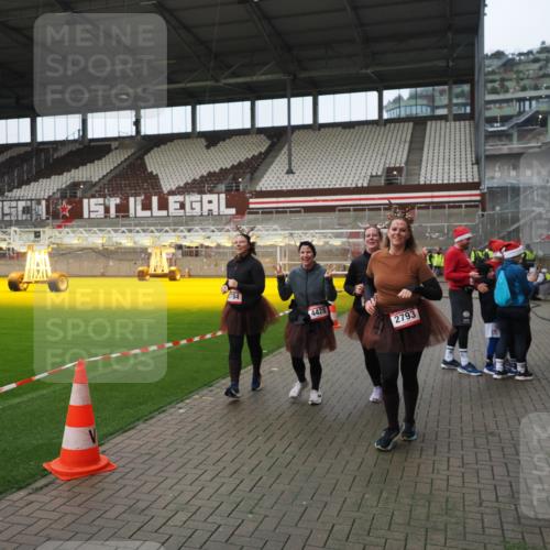 07.12.2025 - St. Pauli X-Mass-Run No. 15 Fabian Wolf http://msf.ph/oto/9422179 07.12.2025 11:50:24 Ziel 1890, 2203, 2210, 2784, 2785, 2793, 2848, 2872, 2877, 3697, 4184, 4428 meine-sportfotos.de