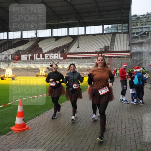 07.12.2025 - St. Pauli X-Mass-Run No. 15 Fabian Wolf http://msf.ph/oto/9422180 07.12.2025 11:50:24 Ziel 1890, 2203, 2210, 2784, 2785, 2793, 2848, 2872, 2877, 3697, 4184, 4428 meine-sportfotos.de