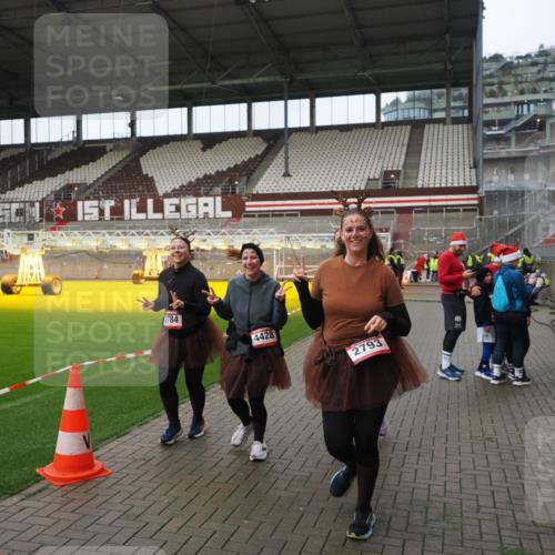 07.12.2025 - St. Pauli X-Mass-Run No. 15 Fabian Wolf http://msf.ph/oto/9422181 07.12.2025 11:50:24 Ziel 1890, 2203, 2210, 2784, 2785, 2793, 2848, 2872, 2877, 3697, 4184, 4428 meine-sportfotos.de