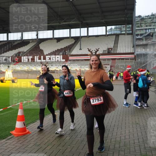 07.12.2025 - St. Pauli X-Mass-Run No. 15 Fabian Wolf http://msf.ph/oto/9422182 07.12.2025 11:50:24 Ziel 1890, 2203, 2210, 2784, 2785, 2793, 2848, 2872, 2877, 3697, 4184, 4428 meine-sportfotos.de
