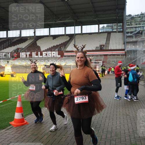 07.12.2025 - St. Pauli X-Mass-Run No. 15 Fabian Wolf http://msf.ph/oto/9422183 07.12.2025 11:50:25 Ziel 1890, 2203, 2210, 2784, 2785, 2793, 2848, 2877, 4184, 4428 meine-sportfotos.de