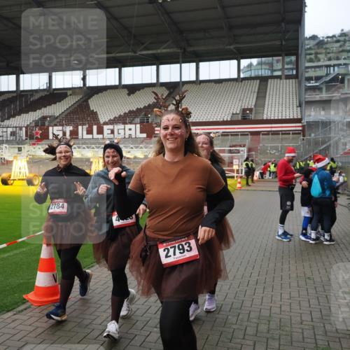 07.12.2025 - St. Pauli X-Mass-Run No. 15 Fabian Wolf http://msf.ph/oto/9422184 07.12.2025 11:50:25 Ziel 1890, 2203, 2210, 2784, 2785, 2793, 2848, 2877, 4184, 4428 meine-sportfotos.de