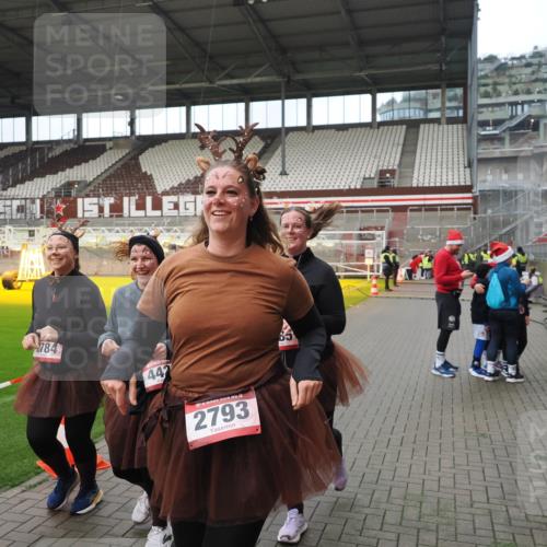 07.12.2025 - St. Pauli X-Mass-Run No. 15 Fabian Wolf http://msf.ph/oto/9422185 07.12.2025 11:50:25 Ziel 1890, 2203, 2210, 2784, 2785, 2793, 2848, 2877, 4184, 4428 meine-sportfotos.de
