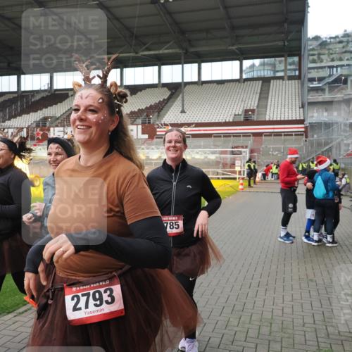07.12.2025 - St. Pauli X-Mass-Run No. 15 Fabian Wolf http://msf.ph/oto/9422186 07.12.2025 11:50:25 Ziel 1890, 2203, 2210, 2784, 2785, 2793, 2848, 2877, 4184, 4428 meine-sportfotos.de