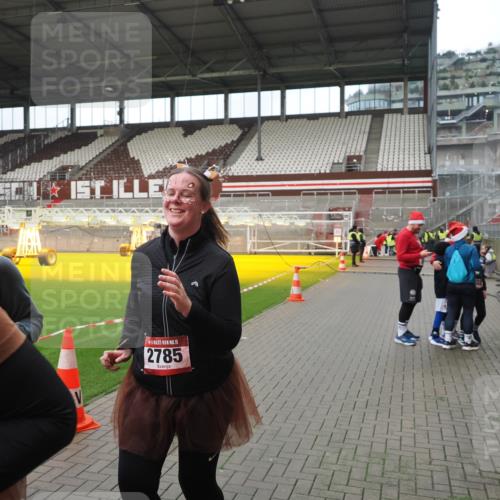 07.12.2025 - St. Pauli X-Mass-Run No. 15 Fabian Wolf http://msf.ph/oto/9422188 07.12.2025 11:50:26 Ziel 1890, 2203, 2210, 2784, 2785, 2793, 2848, 2877, 4184, 4428 meine-sportfotos.de