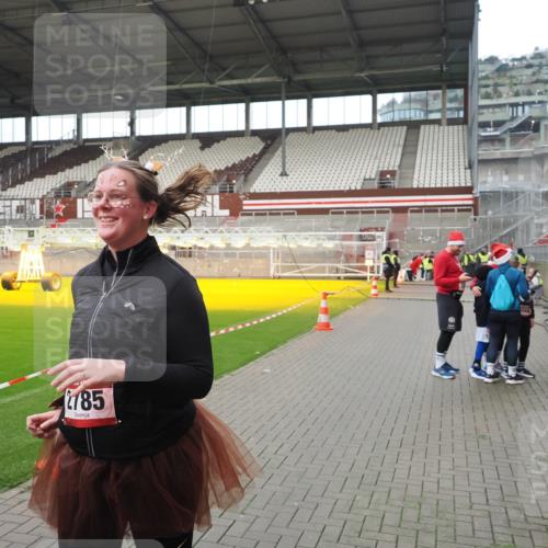 07.12.2025 - St. Pauli X-Mass-Run No. 15 Fabian Wolf http://msf.ph/oto/9422189 07.12.2025 11:50:26 Ziel 1890, 2203, 2210, 2784, 2785, 2793, 2848, 2877, 4184, 4428 meine-sportfotos.de