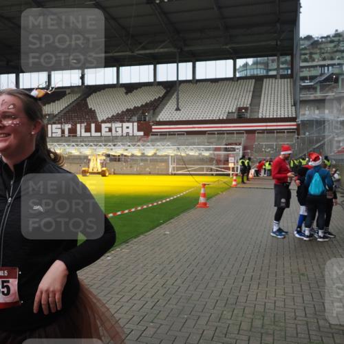 07.12.2025 - St. Pauli X-Mass-Run No. 15 Fabian Wolf http://msf.ph/oto/9422190 07.12.2025 11:50:26 Ziel 1890, 2203, 2210, 2784, 2785, 2793, 2848, 2877, 4184, 4428 meine-sportfotos.de