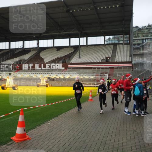 07.12.2025 - St. Pauli X-Mass-Run No. 15 Fabian Wolf http://msf.ph/oto/9422195 07.12.2025 11:50:40 Ziel 196, 206, 1599, 1602, 3913, 3958 meine-sportfotos.de