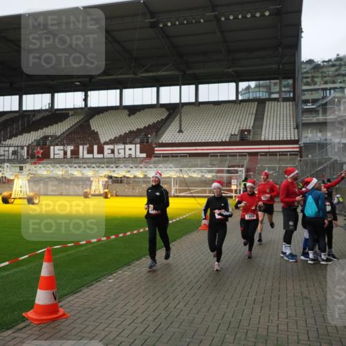 07.12.2025 - St. Pauli X-Mass-Run No. 15 Fabian Wolf http://msf.ph/oto/9422197 07.12.2025 11:50:40 Ziel 196, 206, 1599, 1602, 3913, 3958 meine-sportfotos.de