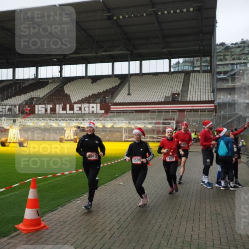 07.12.2025 - St. Pauli X-Mass-Run No. 15 Fabian Wolf http://msf.ph/oto/9422199 07.12.2025 11:50:40 Ziel 196, 206, 1599, 1602, 3913, 3958 meine-sportfotos.de