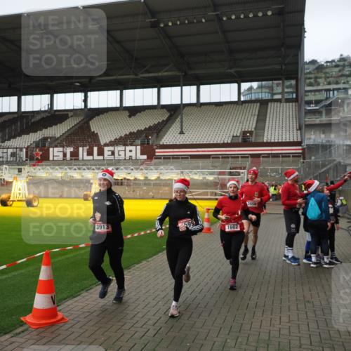 07.12.2025 - St. Pauli X-Mass-Run No. 15 Fabian Wolf http://msf.ph/oto/9422200 07.12.2025 11:50:41 Ziel 196, 206, 1599, 1602, 3913, 3958 meine-sportfotos.de