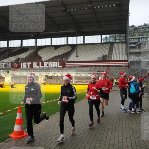 07.12.2025 - St. Pauli X-Mass-Run No. 15 Fabian Wolf http://msf.ph/oto/9422201 07.12.2025 11:50:41 Ziel 196, 206, 1599, 1602, 3913, 3958 meine-sportfotos.de