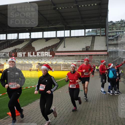 07.12.2025 - St. Pauli X-Mass-Run No. 15 Fabian Wolf http://msf.ph/oto/9422202 07.12.2025 11:50:41 Ziel 196, 206, 1599, 1602, 3913, 3958 meine-sportfotos.de