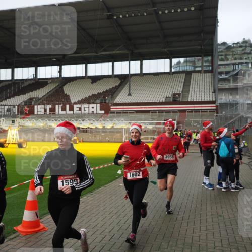 07.12.2025 - St. Pauli X-Mass-Run No. 15 Fabian Wolf http://msf.ph/oto/9422203 07.12.2025 11:50:41 Ziel 196, 206, 1599, 1602, 3913, 3958 meine-sportfotos.de