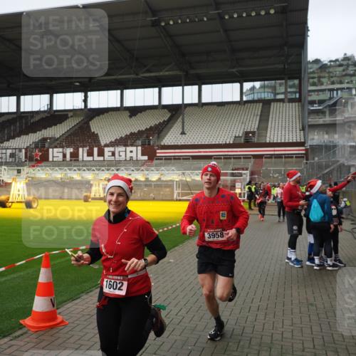 07.12.2025 - St. Pauli X-Mass-Run No. 15 Fabian Wolf http://msf.ph/oto/9422205 07.12.2025 11:50:42 Ziel 196, 206, 1599, 1602, 3639, 3913, 3958 meine-sportfotos.de
