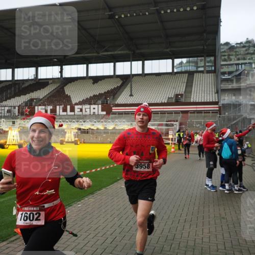 07.12.2025 - St. Pauli X-Mass-Run No. 15 Fabian Wolf http://msf.ph/oto/9422206 07.12.2025 11:50:42 Ziel 196, 206, 1599, 1602, 3639, 3913, 3958 meine-sportfotos.de