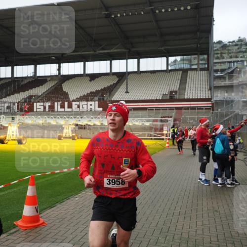 07.12.2025 - St. Pauli X-Mass-Run No. 15 Fabian Wolf http://msf.ph/oto/9422207 07.12.2025 11:50:42 Ziel 196, 206, 1599, 1602, 3639, 3913, 3958 meine-sportfotos.de