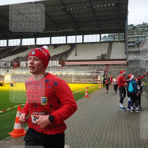 07.12.2025 - St. Pauli X-Mass-Run No. 15 Fabian Wolf http://msf.ph/oto/9422208 07.12.2025 11:50:42 Ziel 196, 206, 1599, 1602, 3639, 3913, 3958 meine-sportfotos.de