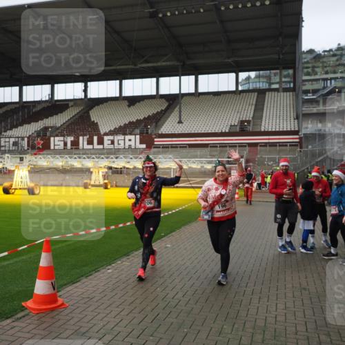 07.12.2025 - St. Pauli X-Mass-Run No. 15 Fabian Wolf http://msf.ph/oto/9422209 07.12.2025 11:50:47 Ziel 196, 206, 1599, 1602, 3639, 3913, 3958 meine-sportfotos.de