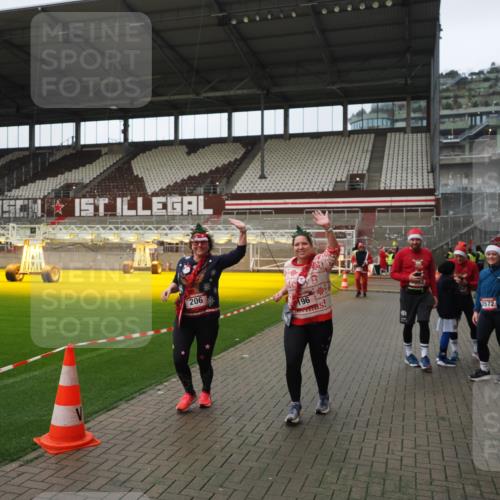 07.12.2025 - St. Pauli X-Mass-Run No. 15 Fabian Wolf http://msf.ph/oto/9422210 07.12.2025 11:50:47 Ziel 196, 206, 1599, 1602, 3639, 3913, 3958 meine-sportfotos.de