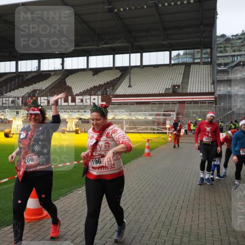 07.12.2025 - St. Pauli X-Mass-Run No. 15 Fabian Wolf http://msf.ph/oto/9422214 07.12.2025 11:50:48 Ziel 196, 206, 1599, 1602, 3639, 3913, 3958 meine-sportfotos.de