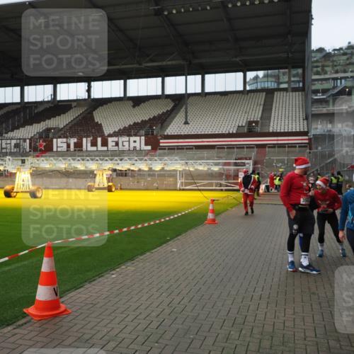 07.12.2025 - St. Pauli X-Mass-Run No. 15 Fabian Wolf http://msf.ph/oto/9422215 07.12.2025 11:50:48 Ziel 196, 206, 1599, 1602, 3639, 3913, 3958 meine-sportfotos.de