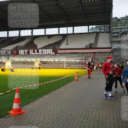 07.12.2025 - St. Pauli X-Mass-Run No. 15 Fabian Wolf http://msf.ph/oto/9422216 07.12.2025 11:50:49 Ziel 196, 206, 1599, 1602, 3639, 3913, 3958 meine-sportfotos.de