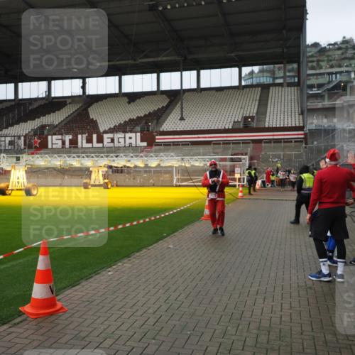 07.12.2025 - St. Pauli X-Mass-Run No. 15 Fabian Wolf http://msf.ph/oto/9422217 07.12.2025 11:50:51 Ziel 196, 206, 1599, 1602, 3639, 3913, 3958 meine-sportfotos.de