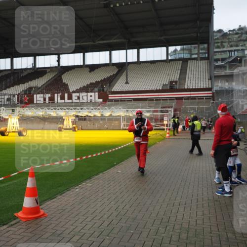 07.12.2025 - St. Pauli X-Mass-Run No. 15 Fabian Wolf http://msf.ph/oto/9422221 07.12.2025 11:50:52 Ziel 196, 206, 1599, 1602, 3639, 3913, 3958 meine-sportfotos.de