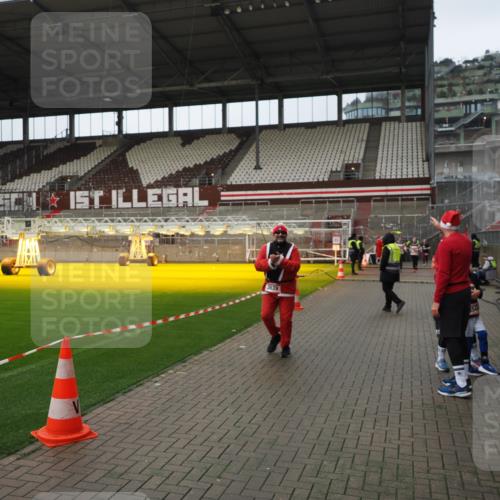 07.12.2025 - St. Pauli X-Mass-Run No. 15 Fabian Wolf http://msf.ph/oto/9422222 07.12.2025 11:50:52 Ziel 196, 206, 1599, 1602, 3639, 3913, 3958 meine-sportfotos.de