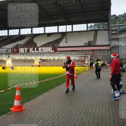 07.12.2025 - St. Pauli X-Mass-Run No. 15 Fabian Wolf http://msf.ph/oto/9422223 07.12.2025 11:50:53 Ziel 196, 206, 995, 996, 1599, 1602, 3639, 3913, 3958 meine-sportfotos.de