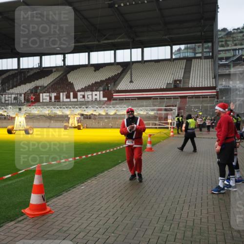 07.12.2025 - St. Pauli X-Mass-Run No. 15 Fabian Wolf http://msf.ph/oto/9422224 07.12.2025 11:50:53 Ziel 196, 206, 995, 996, 1599, 1602, 3639, 3913, 3958 meine-sportfotos.de