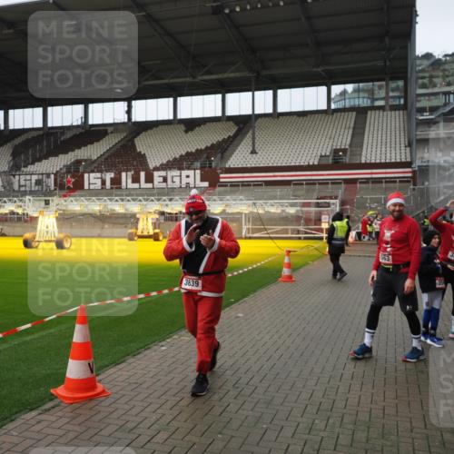 07.12.2025 - St. Pauli X-Mass-Run No. 15 Fabian Wolf http://msf.ph/oto/9422225 07.12.2025 11:50:54 Ziel 196, 206, 995, 996, 1599, 1602, 3639, 3913, 3958 meine-sportfotos.de
