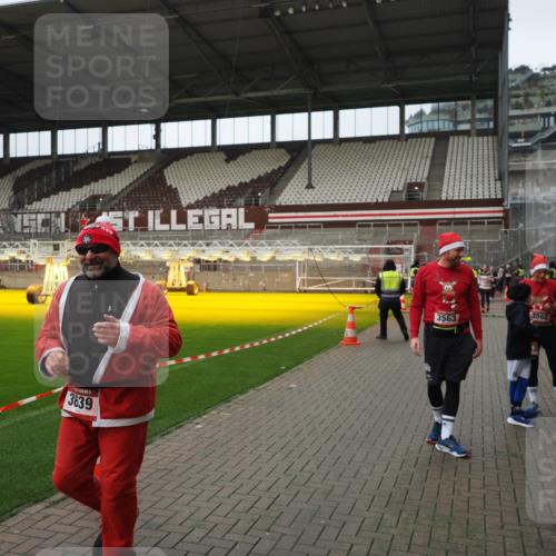 07.12.2025 - St. Pauli X-Mass-Run No. 15 Fabian Wolf http://msf.ph/oto/9422229 07.12.2025 11:50:54 Ziel 196, 206, 995, 996, 1599, 1602, 3639, 3913, 3958 meine-sportfotos.de