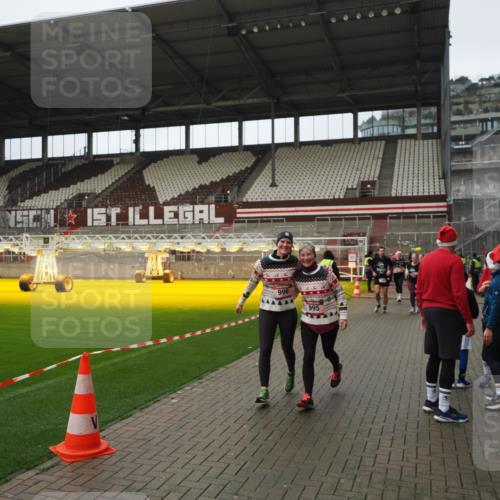 07.12.2025 - St. Pauli X-Mass-Run No. 15 Fabian Wolf http://msf.ph/oto/9422230 07.12.2025 11:51:01 Ziel 995, 996, 2547, 2548, 3616, 3618, 3639 meine-sportfotos.de