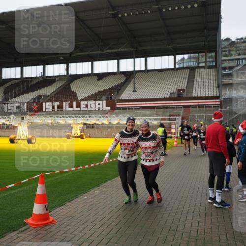 07.12.2025 - St. Pauli X-Mass-Run No. 15 Fabian Wolf http://msf.ph/oto/9422231 07.12.2025 11:51:01 Ziel 995, 996, 2547, 2548, 3616, 3618, 3639 meine-sportfotos.de