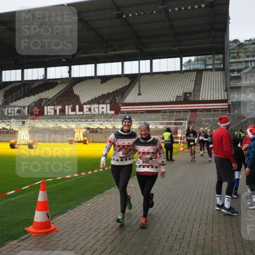 07.12.2025 - St. Pauli X-Mass-Run No. 15 Fabian Wolf http://msf.ph/oto/9422232 07.12.2025 11:51:01 Ziel 995, 996, 2547, 2548, 3616, 3618, 3639 meine-sportfotos.de