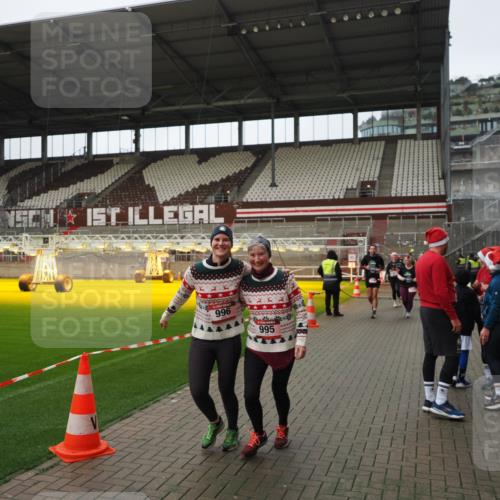 07.12.2025 - St. Pauli X-Mass-Run No. 15 Fabian Wolf http://msf.ph/oto/9422233 07.12.2025 11:51:02 Ziel 995, 996, 2547, 2548, 3616, 3618, 3639 meine-sportfotos.de