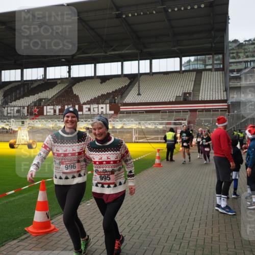 07.12.2025 - St. Pauli X-Mass-Run No. 15 Fabian Wolf http://msf.ph/oto/9422235 07.12.2025 11:51:02 Ziel 995, 996, 2547, 2548, 3616, 3618, 3639 meine-sportfotos.de