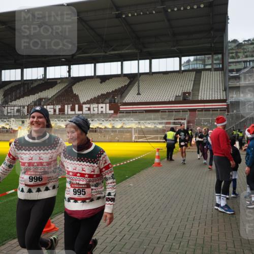07.12.2025 - St. Pauli X-Mass-Run No. 15 Fabian Wolf http://msf.ph/oto/9422236 07.12.2025 11:51:02 Ziel 995, 996, 2547, 2548, 3616, 3618, 3639 meine-sportfotos.de