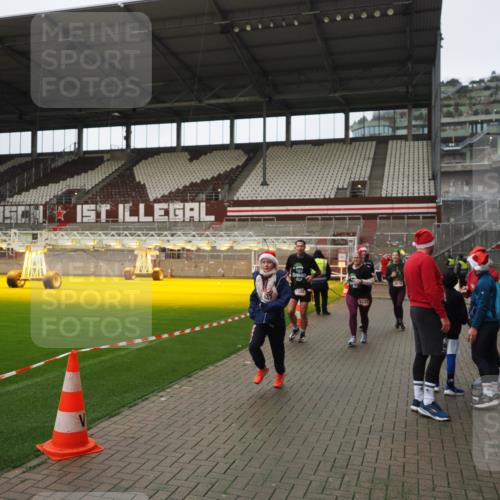 07.12.2025 - St. Pauli X-Mass-Run No. 15 Fabian Wolf http://msf.ph/oto/9422237 07.12.2025 11:51:04 Ziel 995, 996, 2547, 2548, 3616, 3618 meine-sportfotos.de