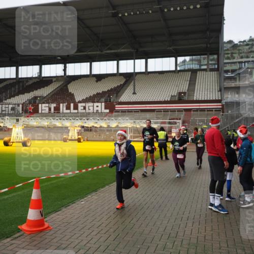 07.12.2025 - St. Pauli X-Mass-Run No. 15 Fabian Wolf http://msf.ph/oto/9422238 07.12.2025 11:51:04 Ziel 995, 996, 2547, 2548, 3616, 3618 meine-sportfotos.de