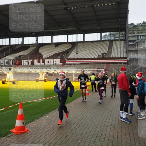 07.12.2025 - St. Pauli X-Mass-Run No. 15 Fabian Wolf http://msf.ph/oto/9422239 07.12.2025 11:51:04 Ziel 995, 996, 2547, 2548, 3616, 3618 meine-sportfotos.de