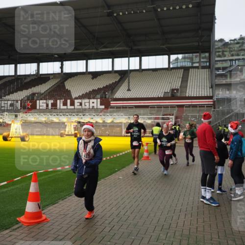 07.12.2025 - St. Pauli X-Mass-Run No. 15 Fabian Wolf http://msf.ph/oto/9422240 07.12.2025 11:51:05 Ziel 995, 996, 2547, 2548, 2672, 3616, 3618 meine-sportfotos.de
